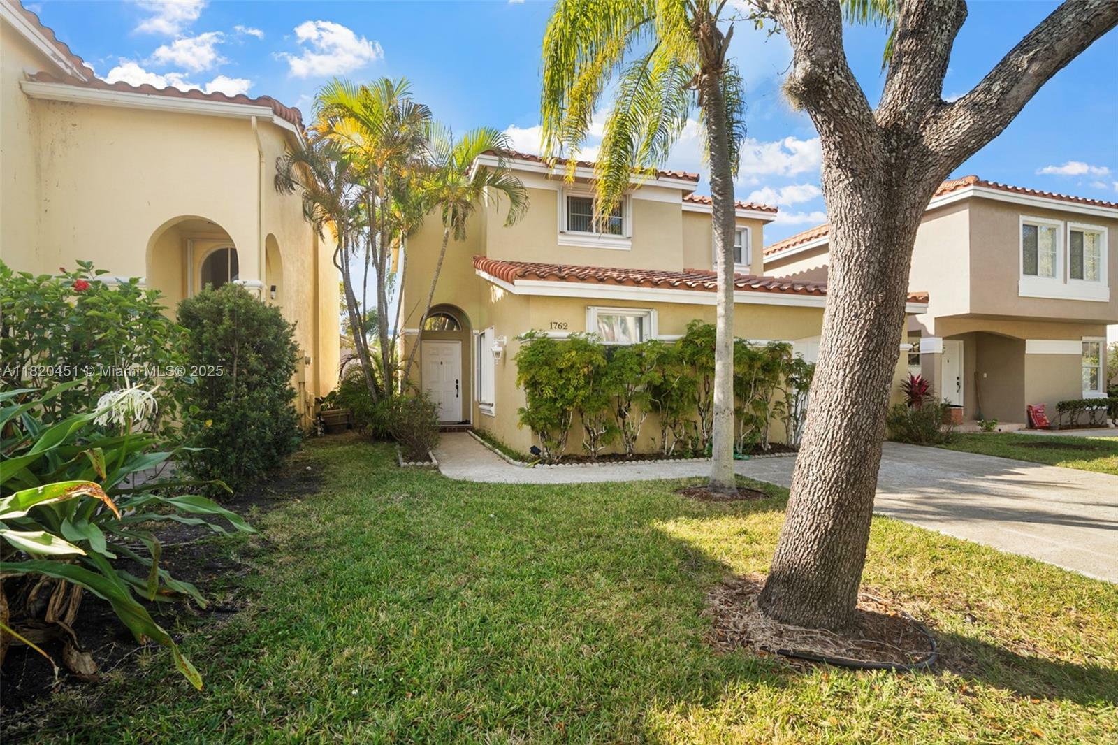 Property Photo: 1762 E Trafalgar Cir FL 33020