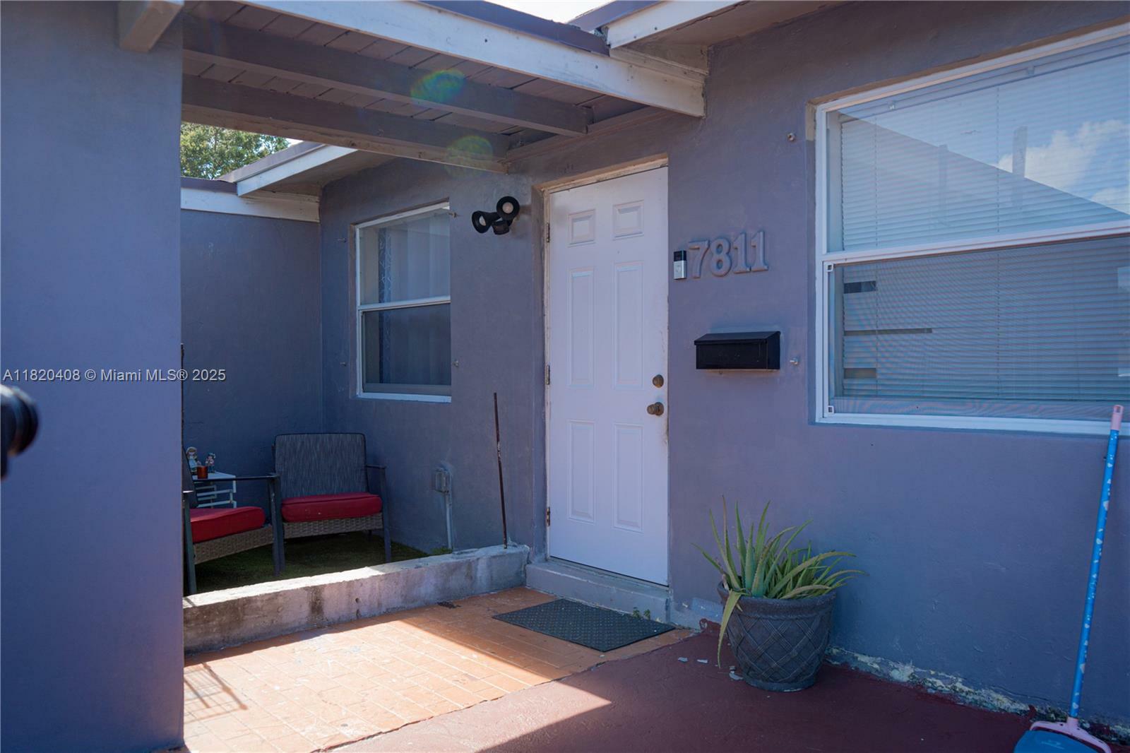 Property Photo: 7811 Sheridan St FL 33024