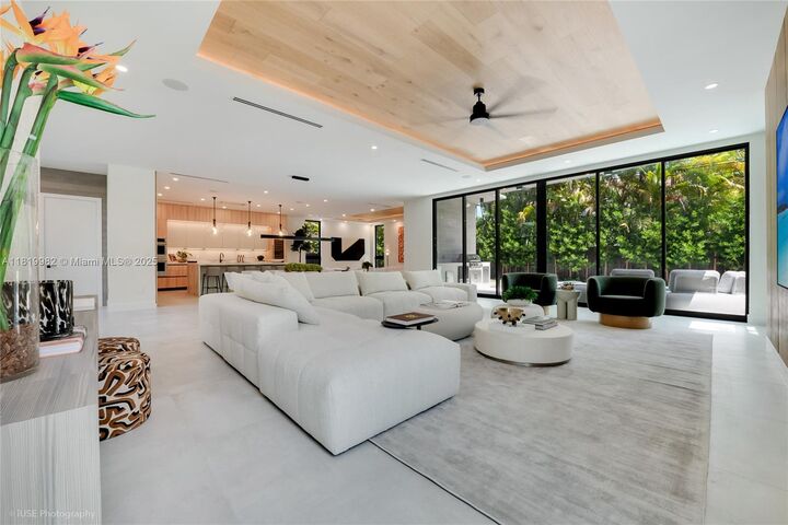 Property Photo: 4110 Park Ave FL 33133