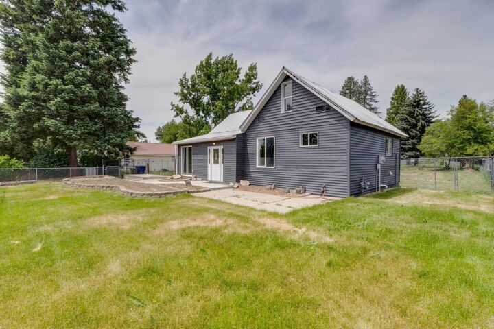 Property Photo:  109 E 6th St  WA 99009 