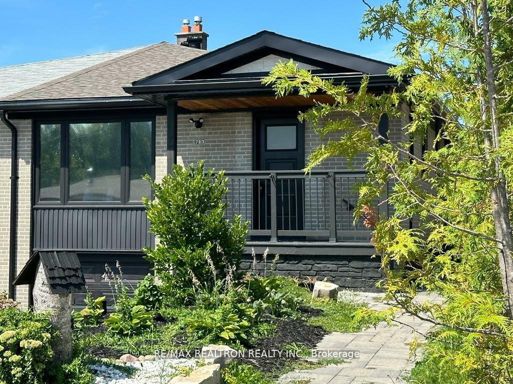 Property Photo: 713 Sunnypoint Drive ON L3Y 2Z7