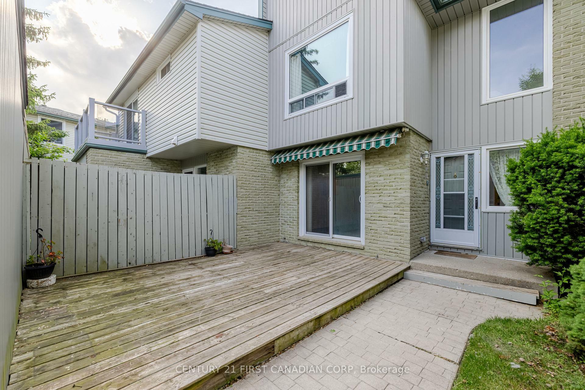 Property Photo: 657 Woodcrest Boulevard 14 ON N6K 1P8