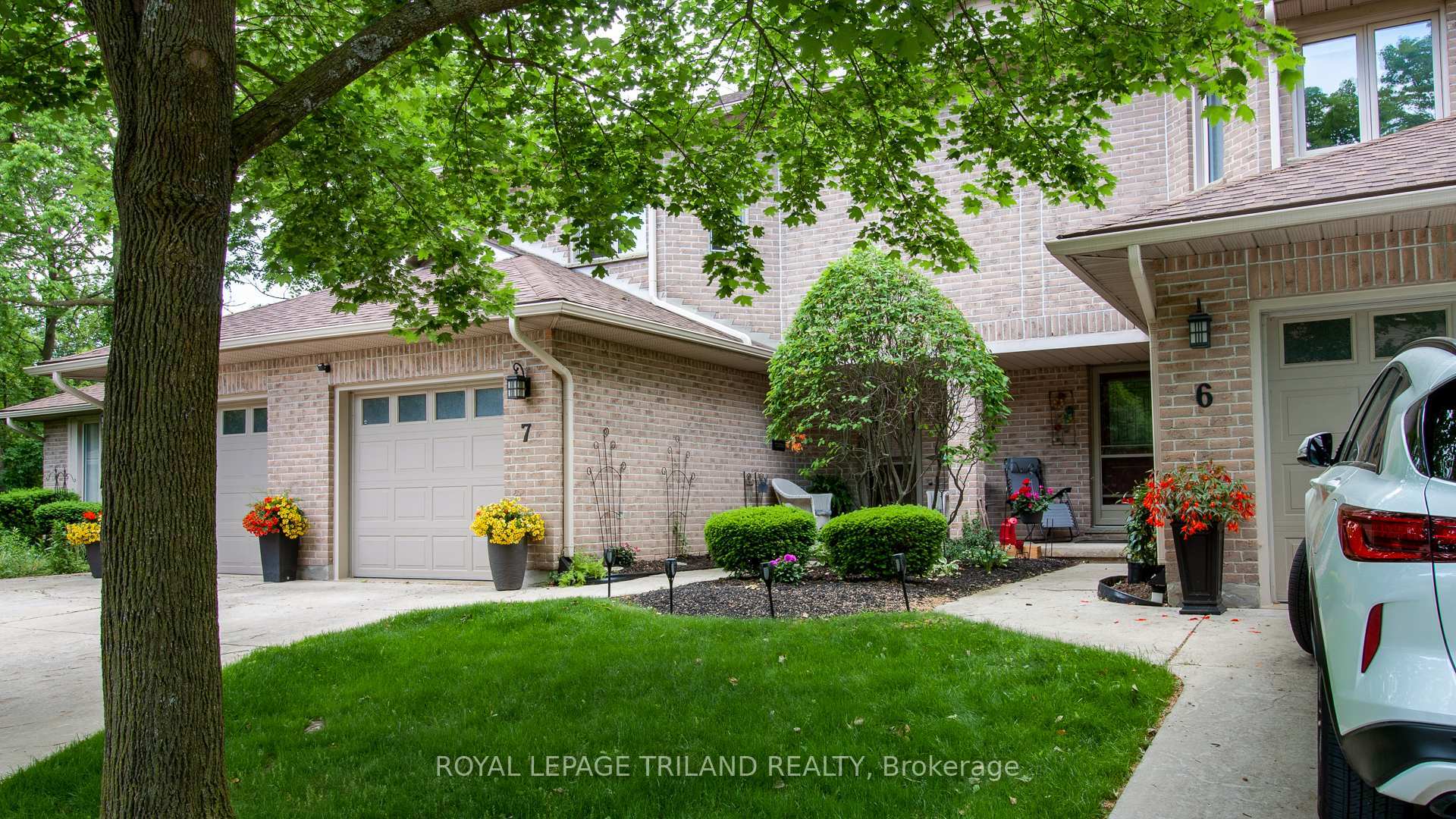 Property Photo: 70 Glenroy Road 7 ON N5Z 4W9