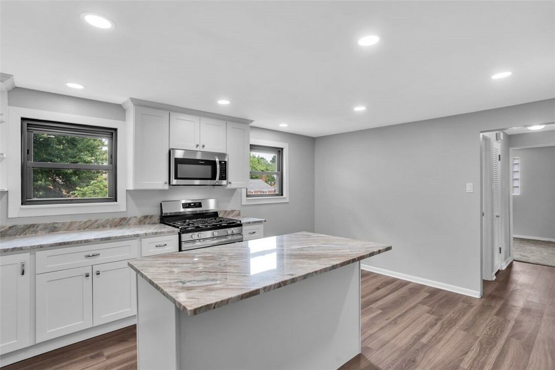 Property Photo:  1431 Oak Dr  PA 15234 