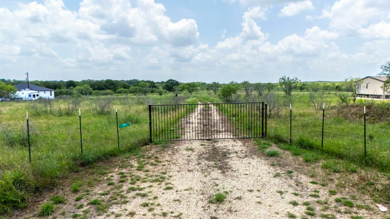Property Photo: 401 Turnback Trail TX 78616