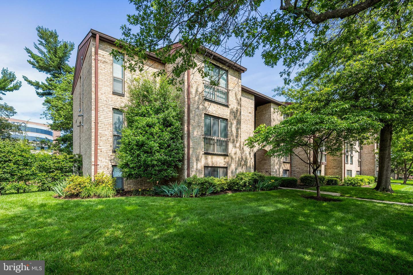 Property Photo: 2074 Royal Fern Court 1C VA 20191
