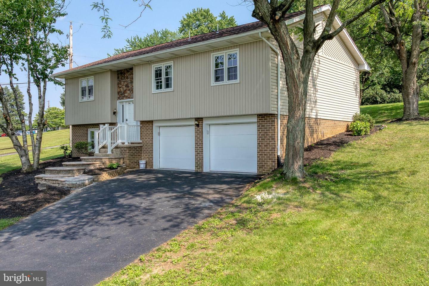 Property Photo: 180 E Locust Lane PA 17406
