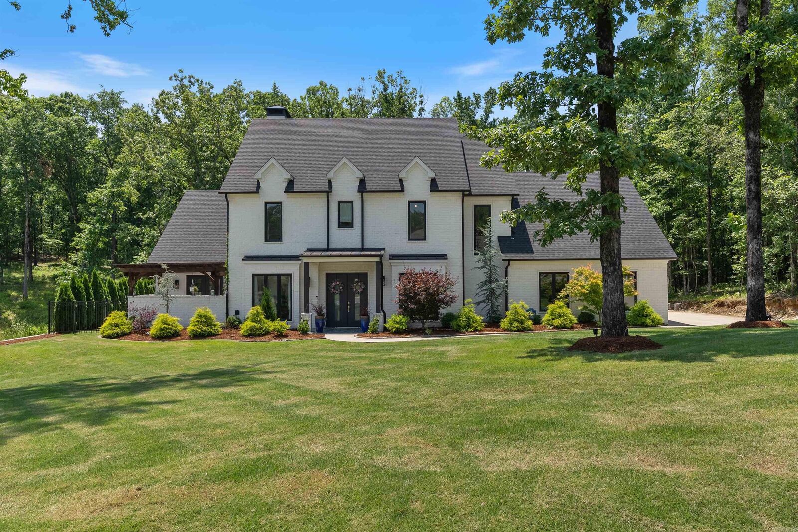 Property Photo: 18001 Oak Creek Place AR 72223