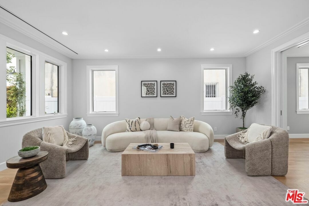 Property Photo:  633 N Formosa Ave  CA 90036 