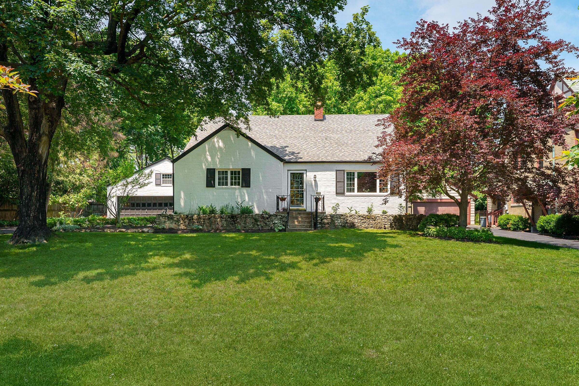 Property Photo: 1660 Ridgeway Place OH 43212
