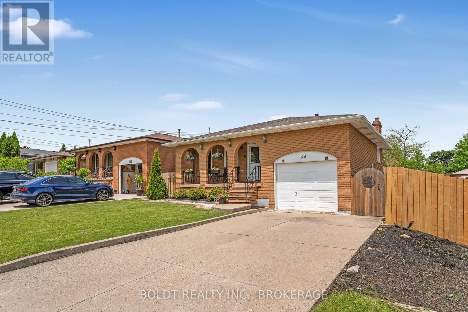 Property Photo:  124 Quaker Crescent  ON L8W 1H7 