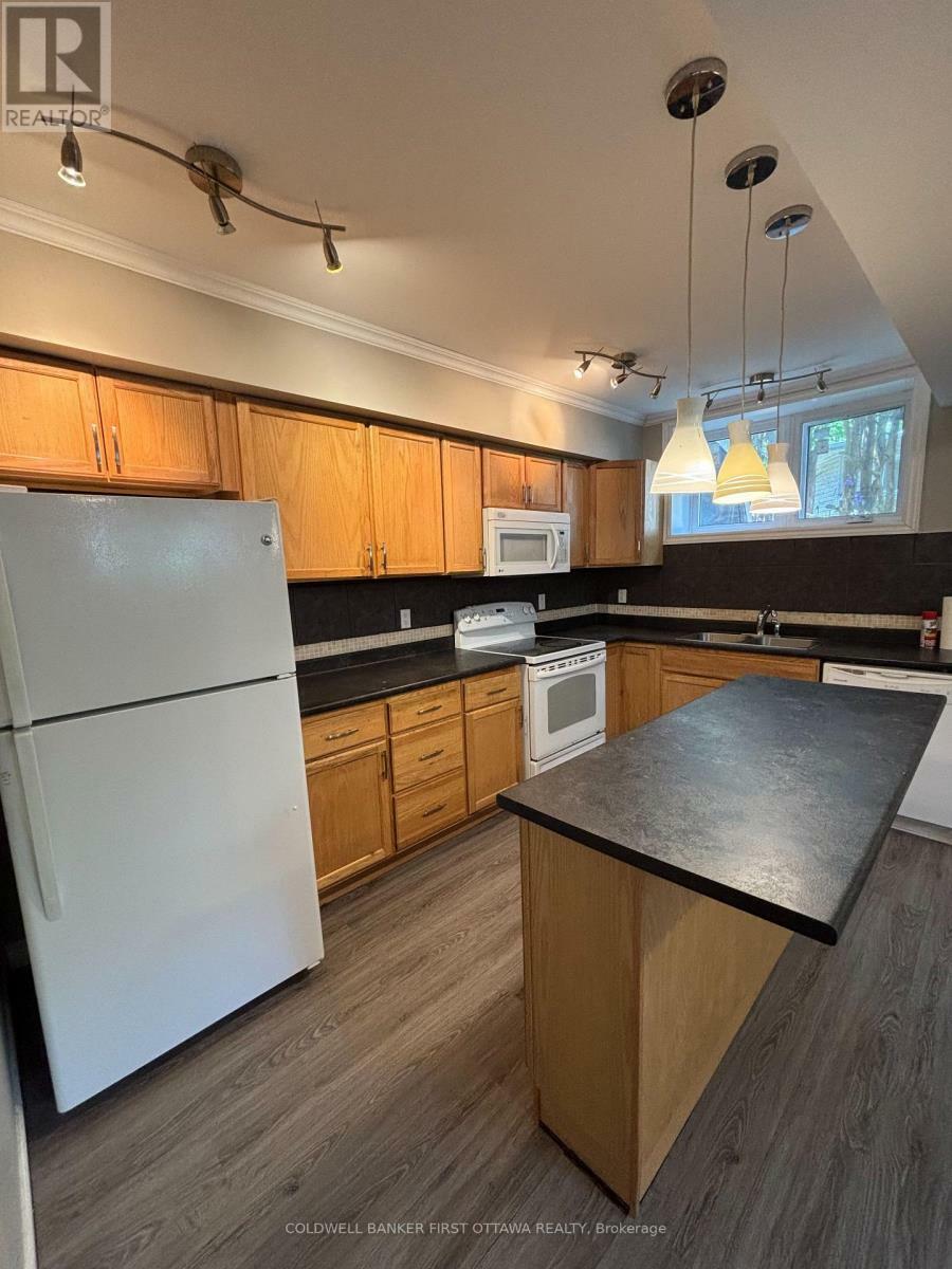 Property Photo: 54 Cloverloft Court ON K2S 1T2