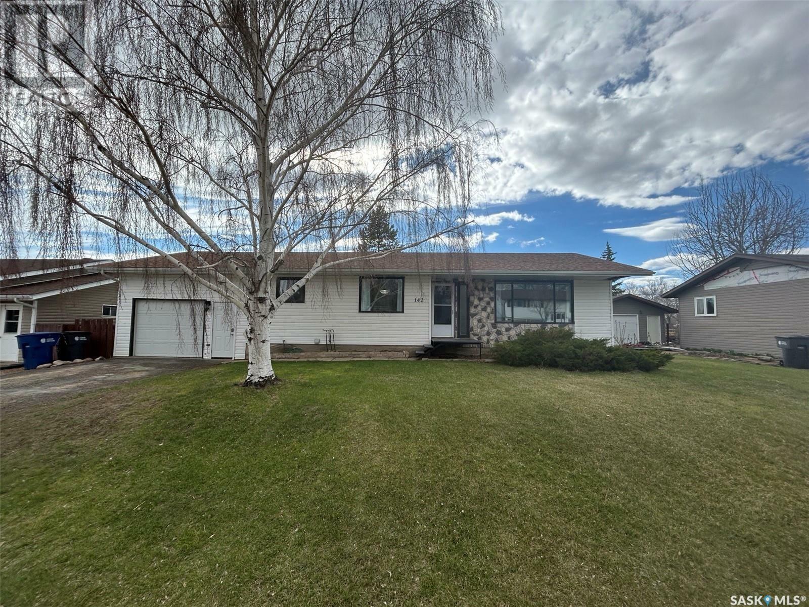 Property Photo: 142 3rd Street W SK S0H 0Z0