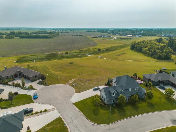 Property Photo:  8 Wyndham Court  MB R5G 2K5 