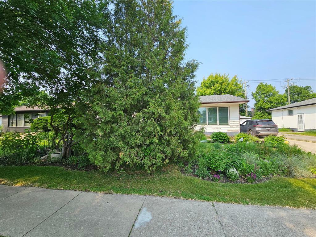 Property Photo:  184 Eade Crescent  MB R2G 0R5 