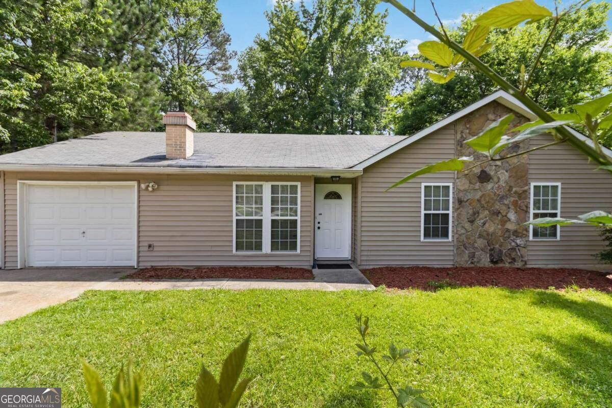 Property Photo: 924 Sweetwater Circle GA 30044