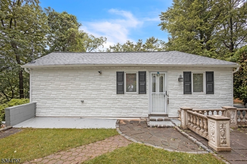 Property Photo: 6 Redmans Dr NJ 07438