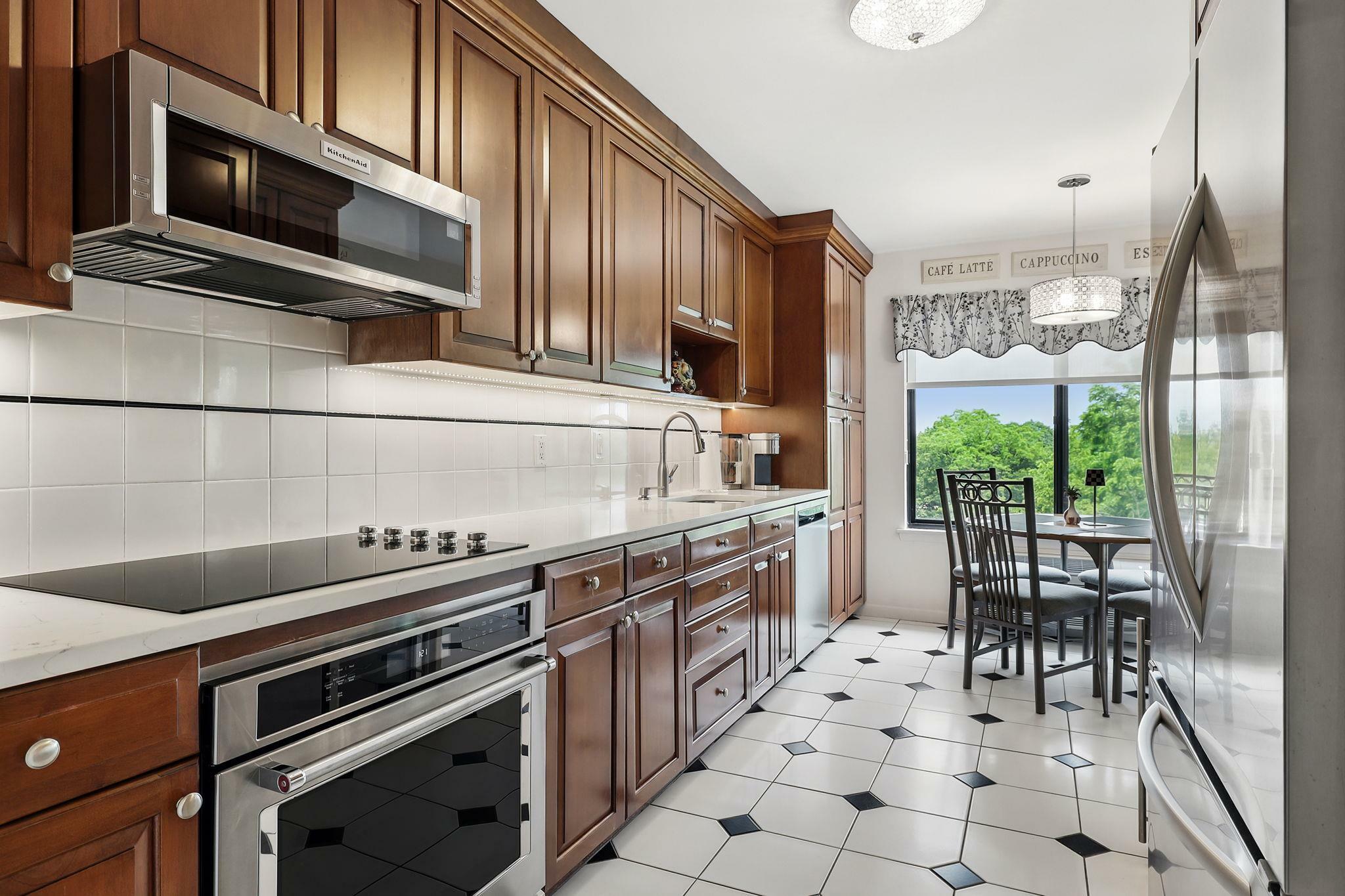Property Photo:  400 High Point Drive 403  NY 10530 