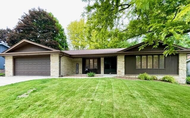 Property Photo:  162 Laurel Dr S  WI 53095 