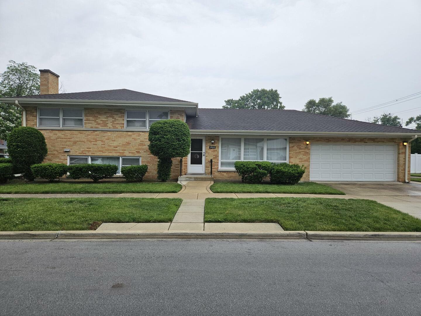 Property Photo: 1900 Manchester Avenue IL 60154