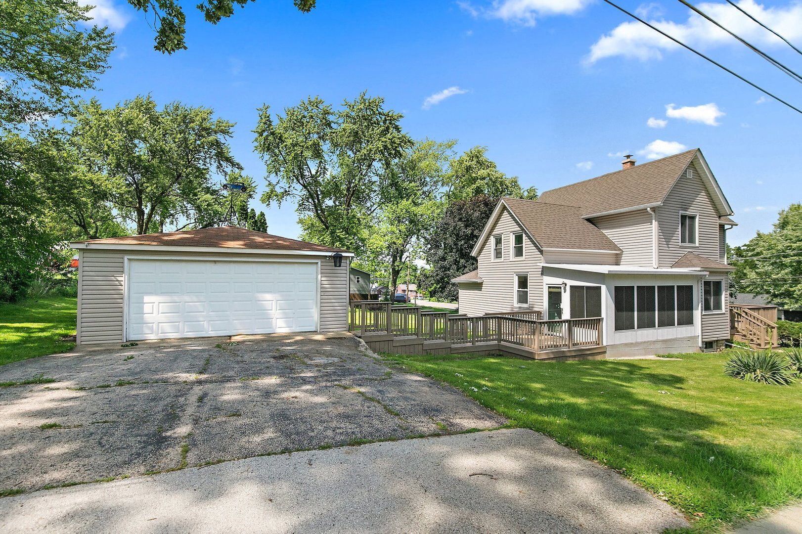 Property Photo: 300 Stone Street IL 60177