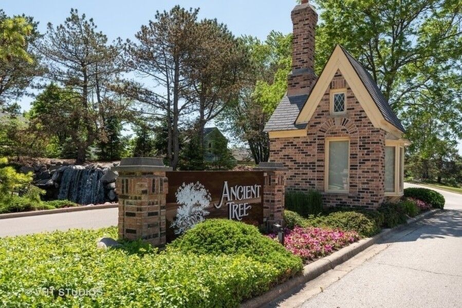 Property Photo: 34 The Court Of Greenway 0 IL 60062