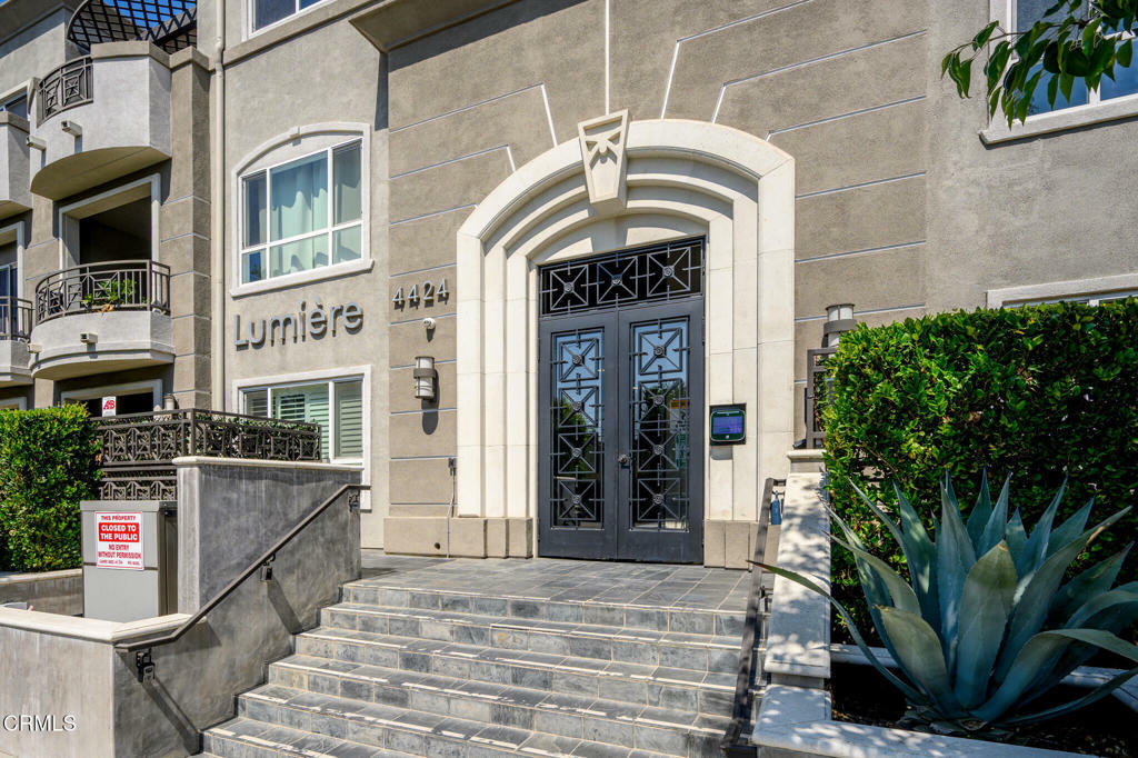 Property Photo: 4424 Whitsett Avenue 102 CA 91604