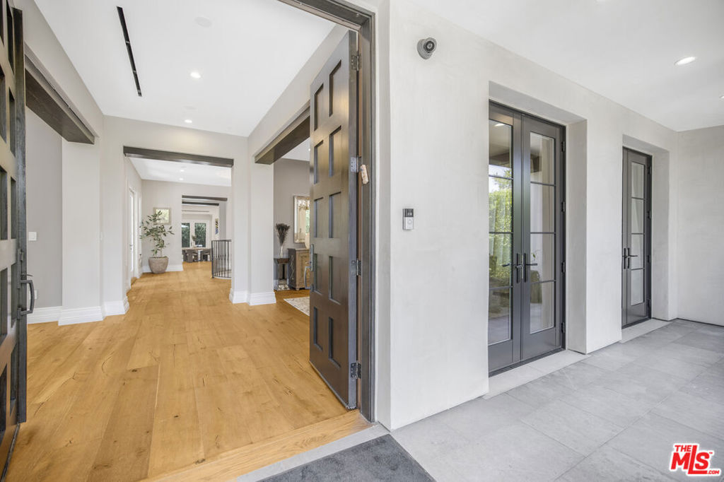 Property Photo:  439 S Spalding Dr  CA 90212 