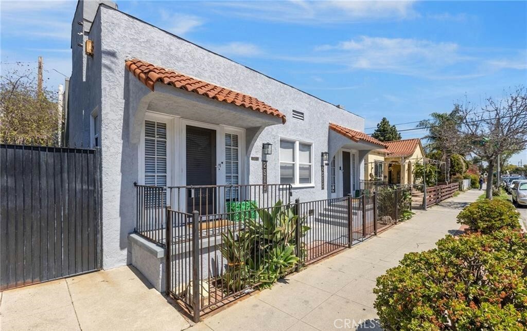Property Photo: 2513 E 11th Street CA 90804