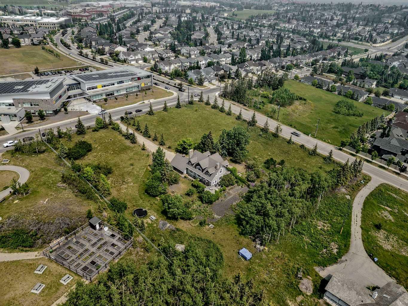 9 Elveden Drive SW  Calgary AB T3C 3N9 photo