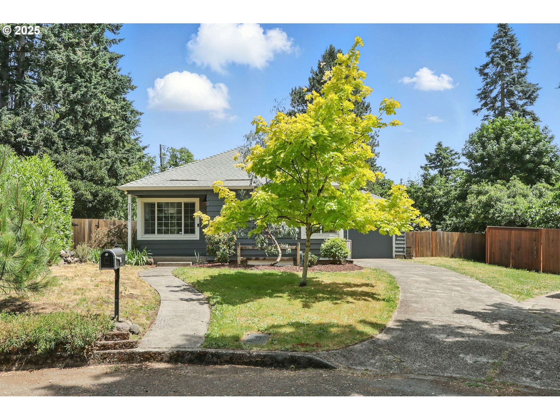Property Photo:  711 NW 41st St  WA 98660 
