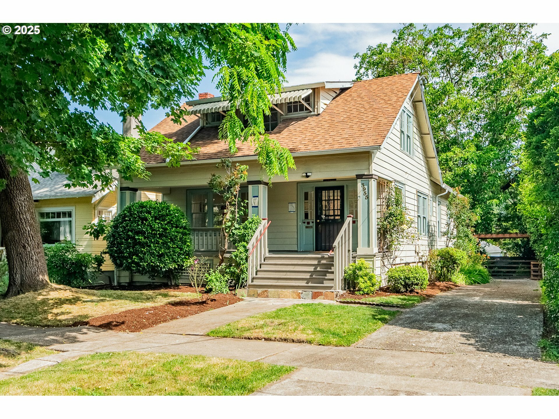 3955 SE Ash St  Portland OR 97214 photo