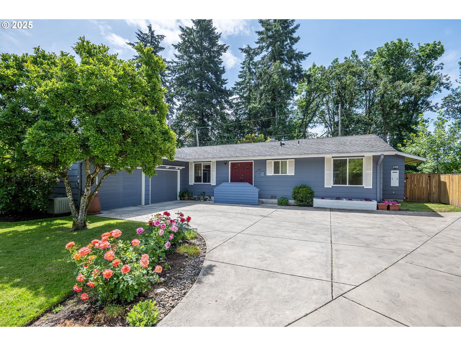 Property Photo:  1444 Russet Dr  OR 97401 