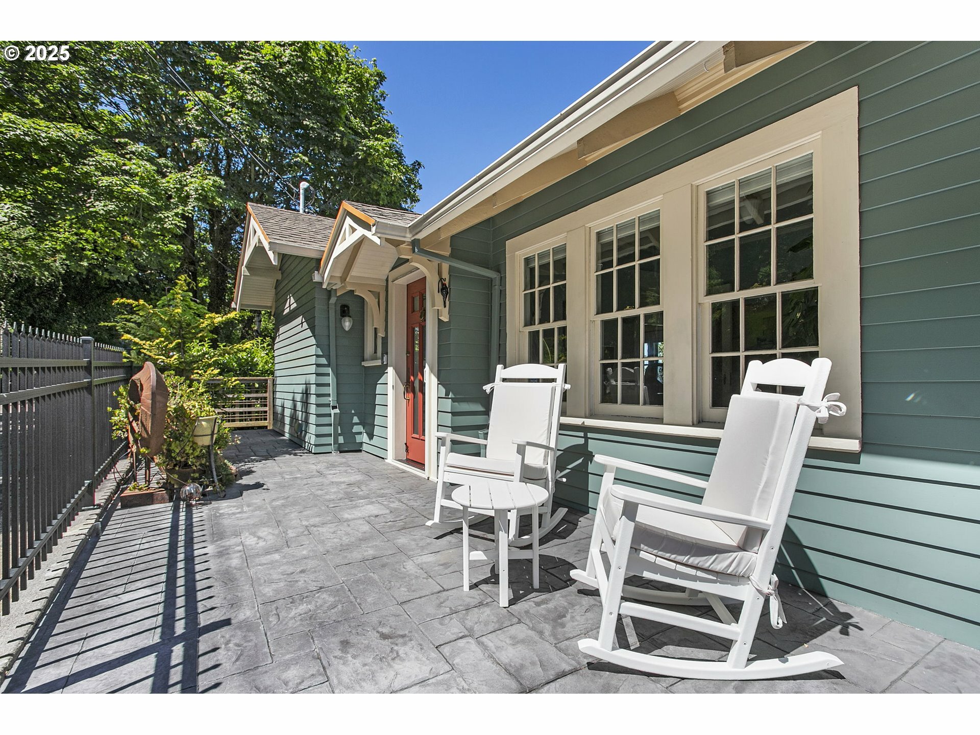 Property Photo: 2440 SW Hoffman Ave OR 97201