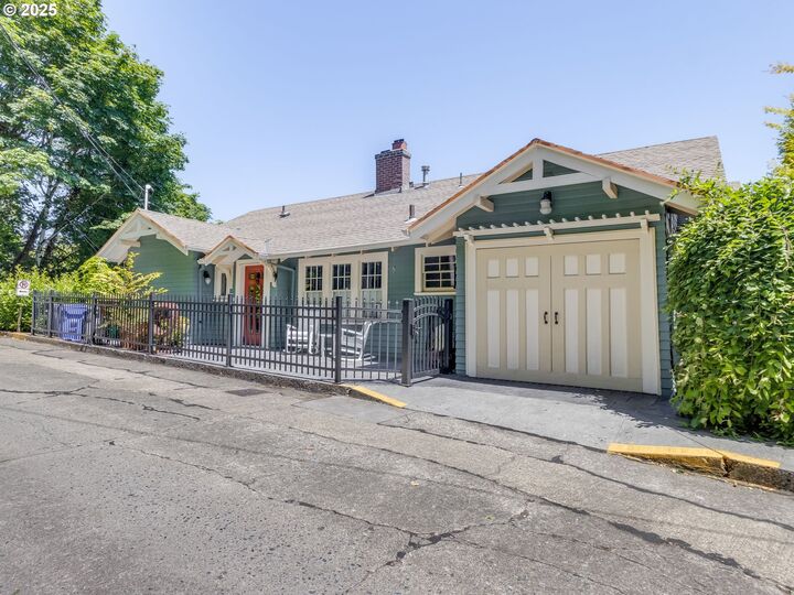 Property Photo:  2440 SW Hoffman Ave  OR 97201 