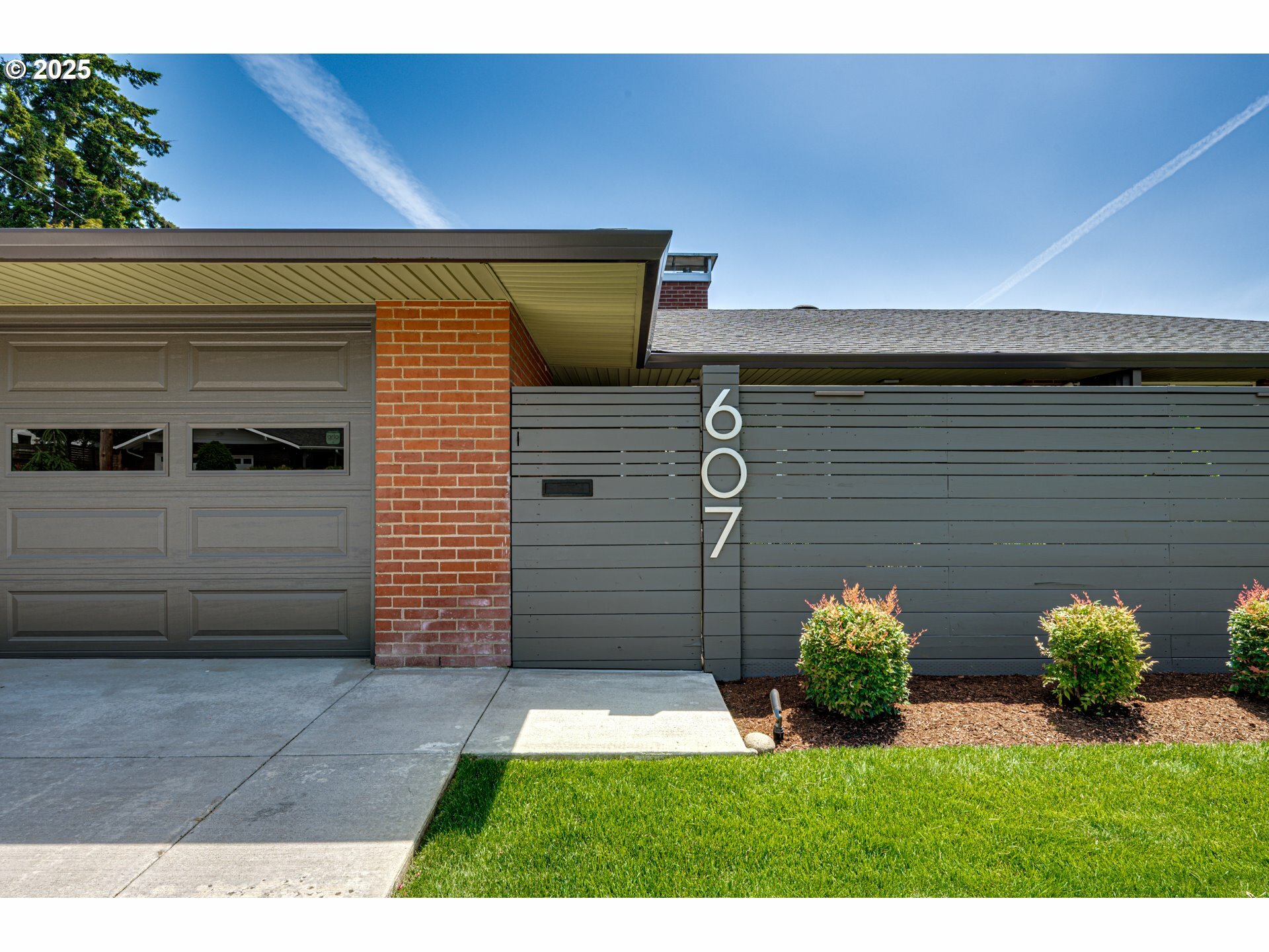 Property Photo:  607 W 35th St  WA 98660 