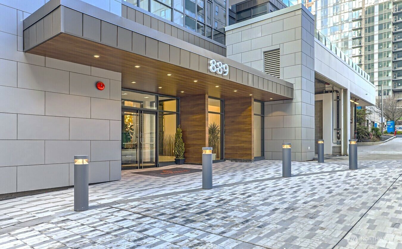Property Photo:  889  Avenue Square (103rd) Avenue NE 909  WA 98004 