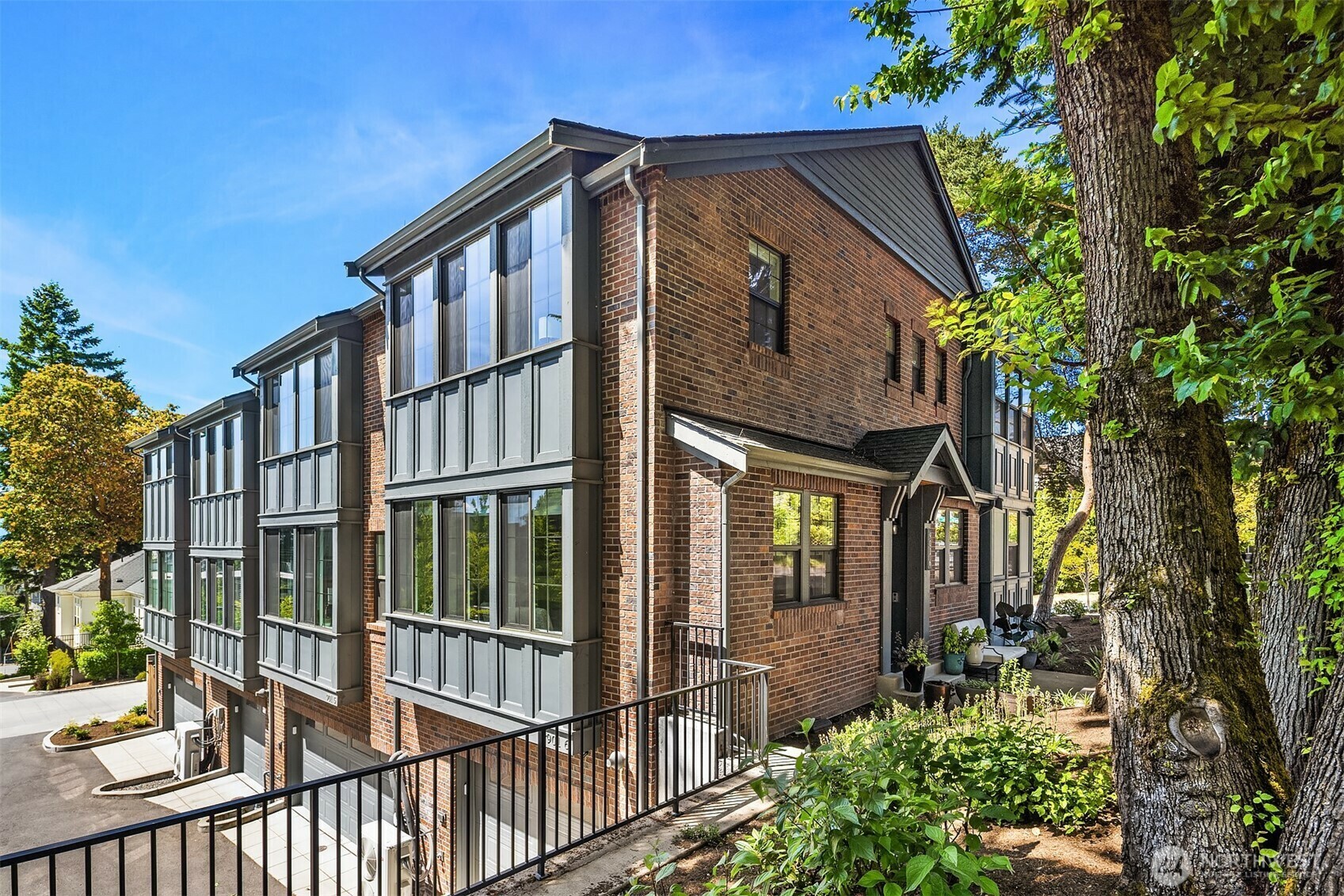 Property Photo: 901 W McGraw Street 6 WA 98119