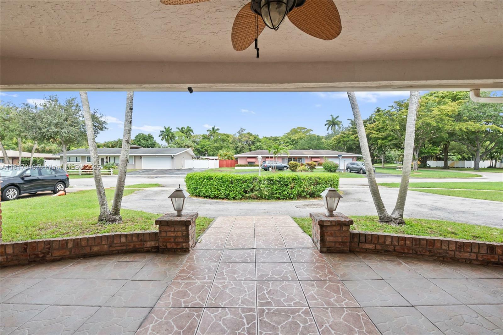 Property Photo: 736 Ixora Ln FL 33317
