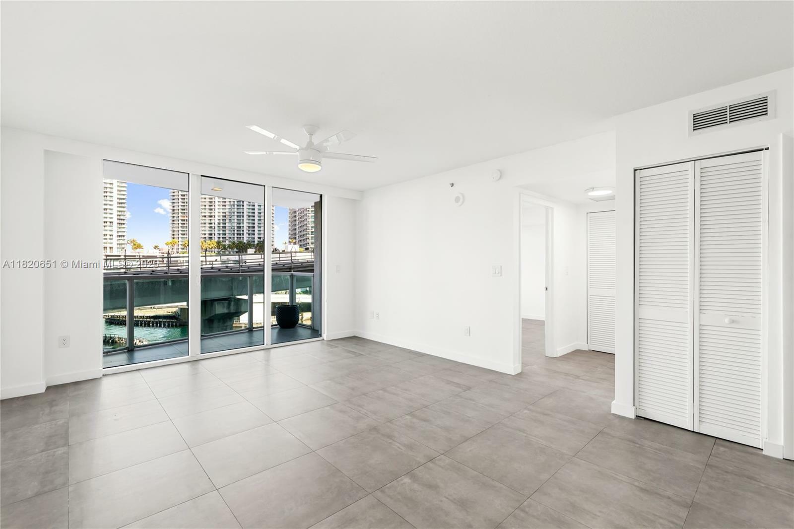 Property Photo: 31 SE 5th St 707 FL 33131