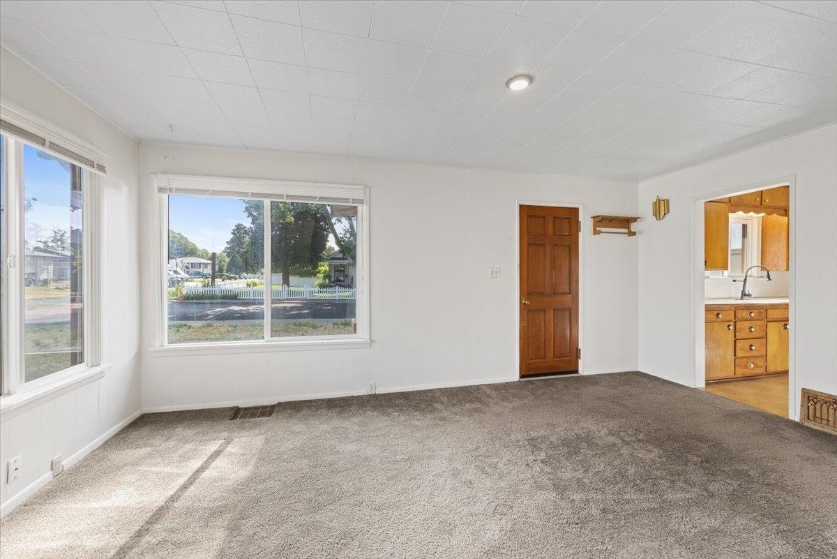 Property Photo: 2627 N Altamont St WA 99207