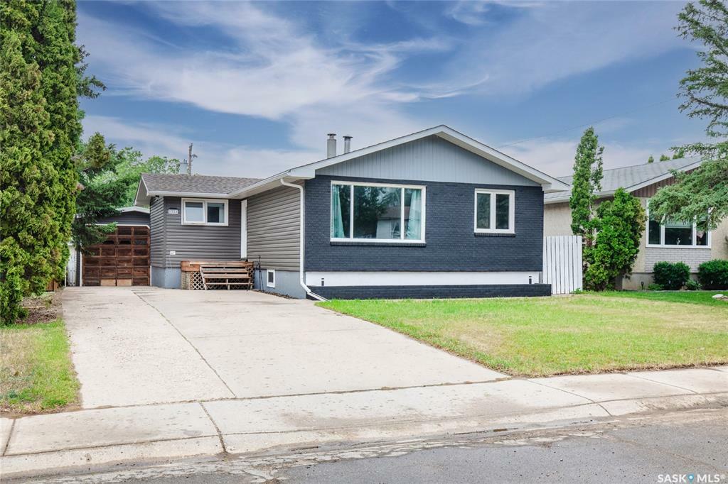 Property Photo:  1314 Grandview Street W  SK S6H 6H8 