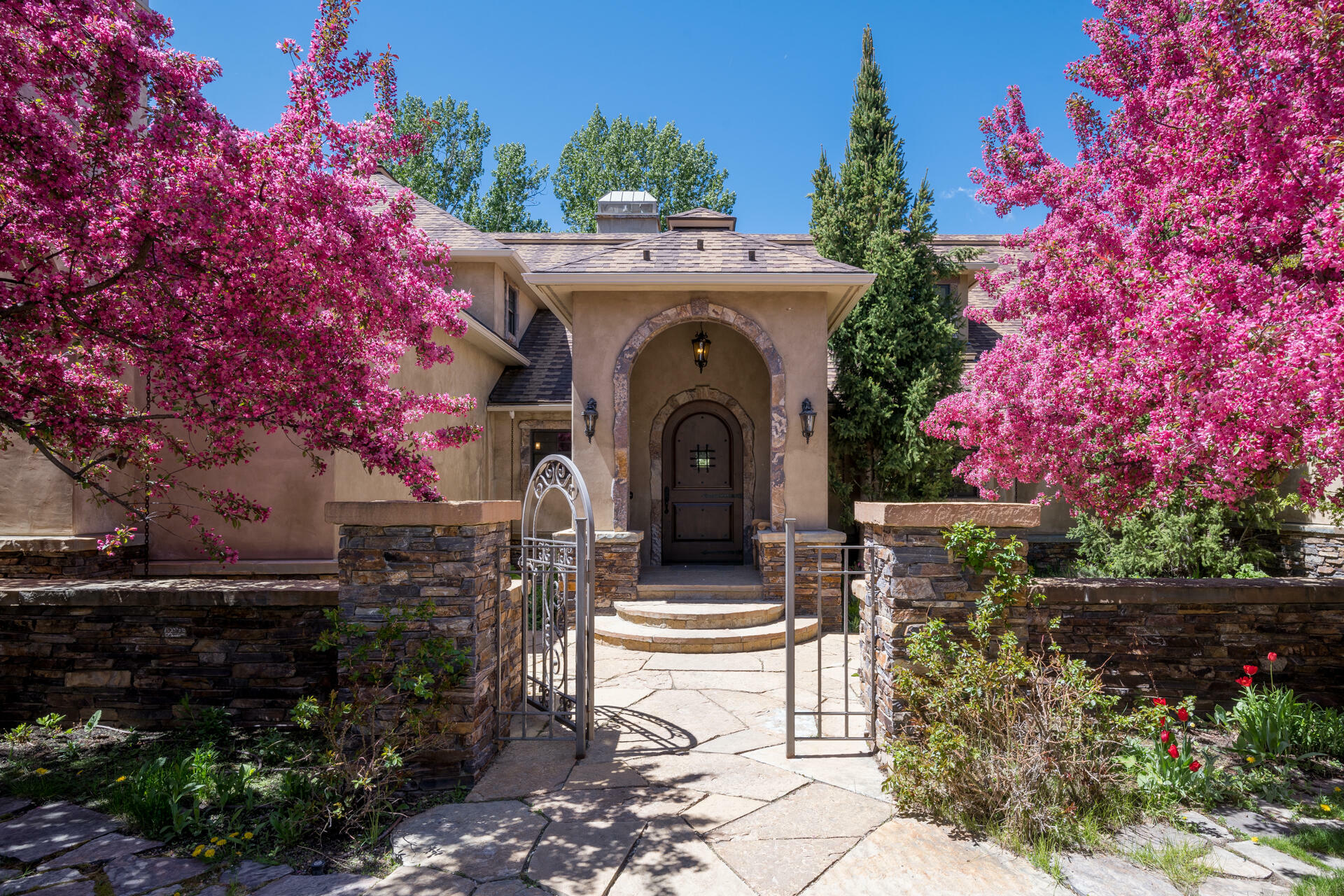 Property Photo: 113 N Hiawatha Dr ID 83333