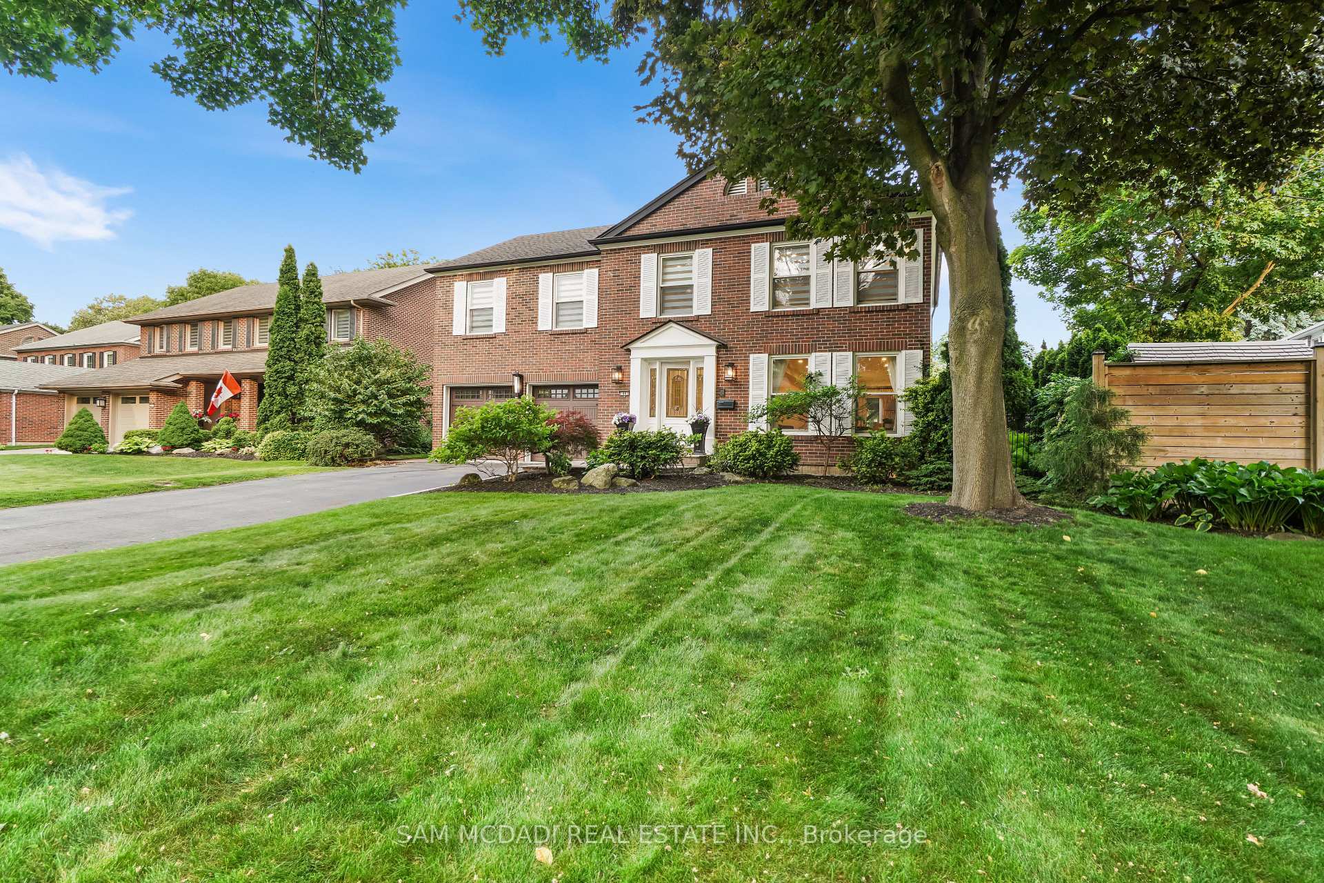 Property Photo: 1882 Sherwood Forrest Circle ON L5K 2E7
