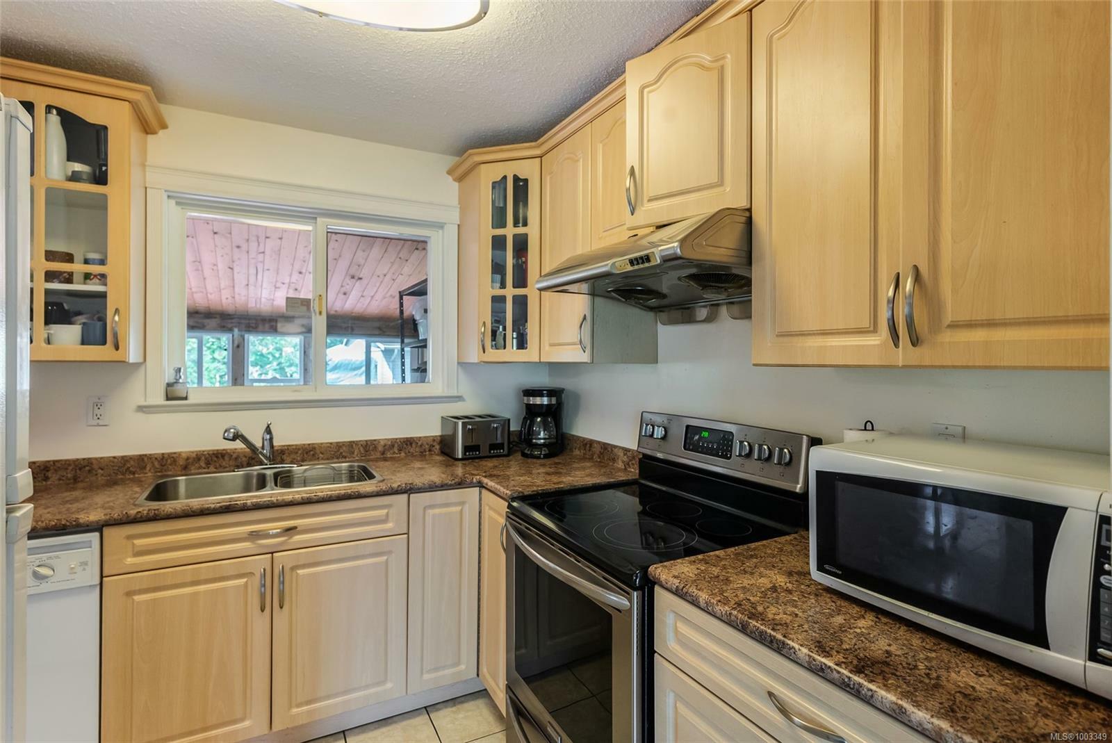 Property Photo: 186 Acacia Ave BC V9R 3L5