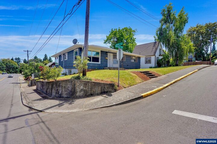 Property Photo: 2210 Winter St SE OR 97302