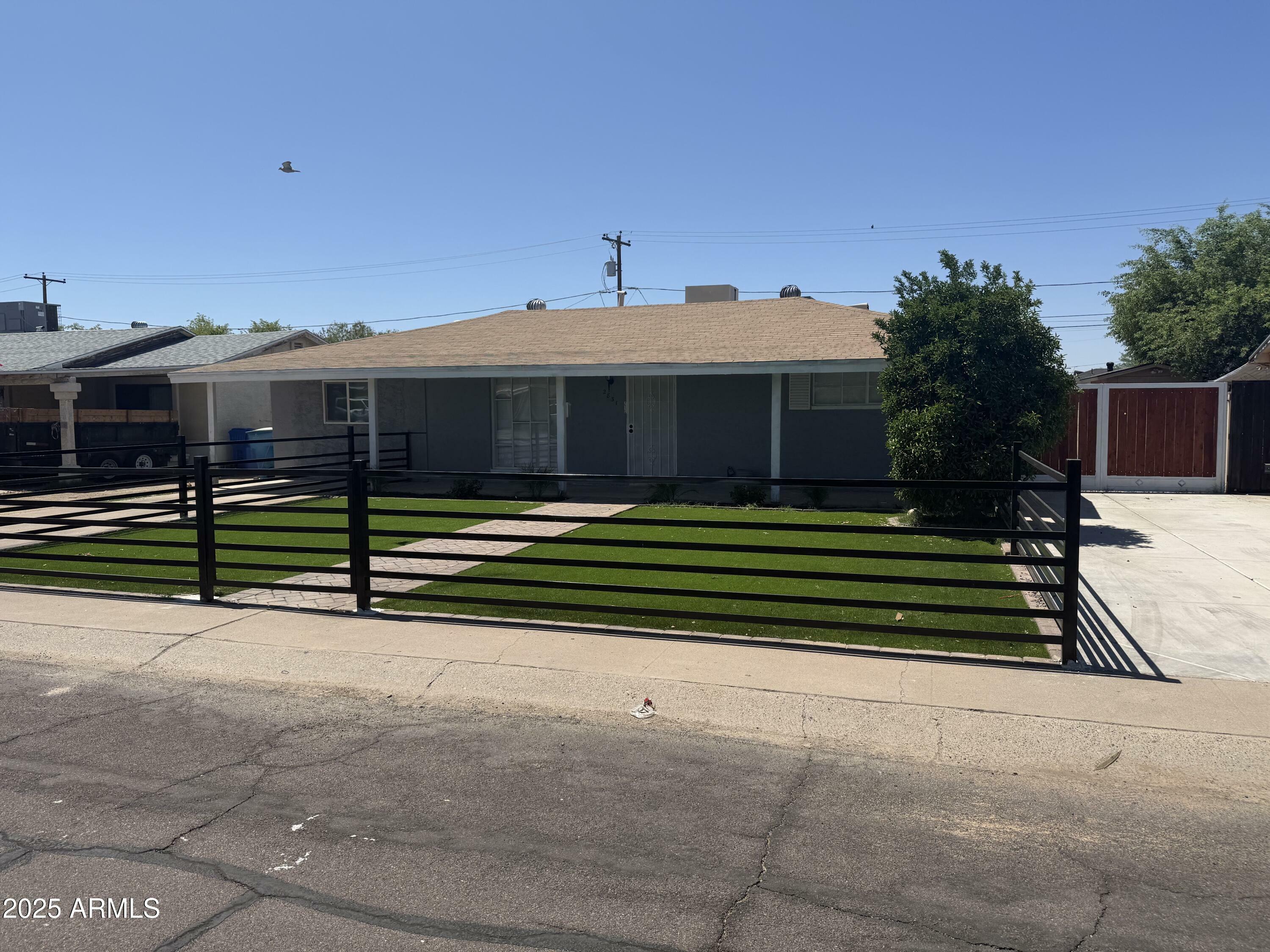 Property Photo: 2831 W Montecito Avenue AZ 85017