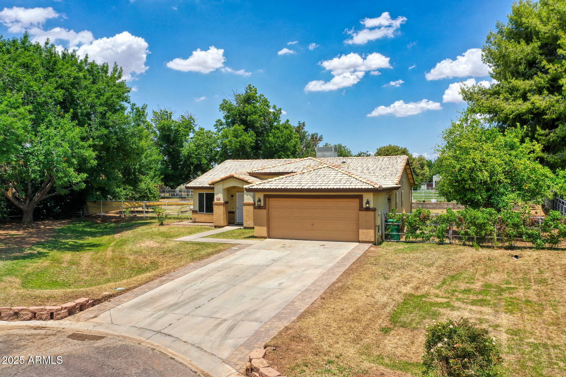 Property Photo: 324 N James Sherwood Street AZ 85353