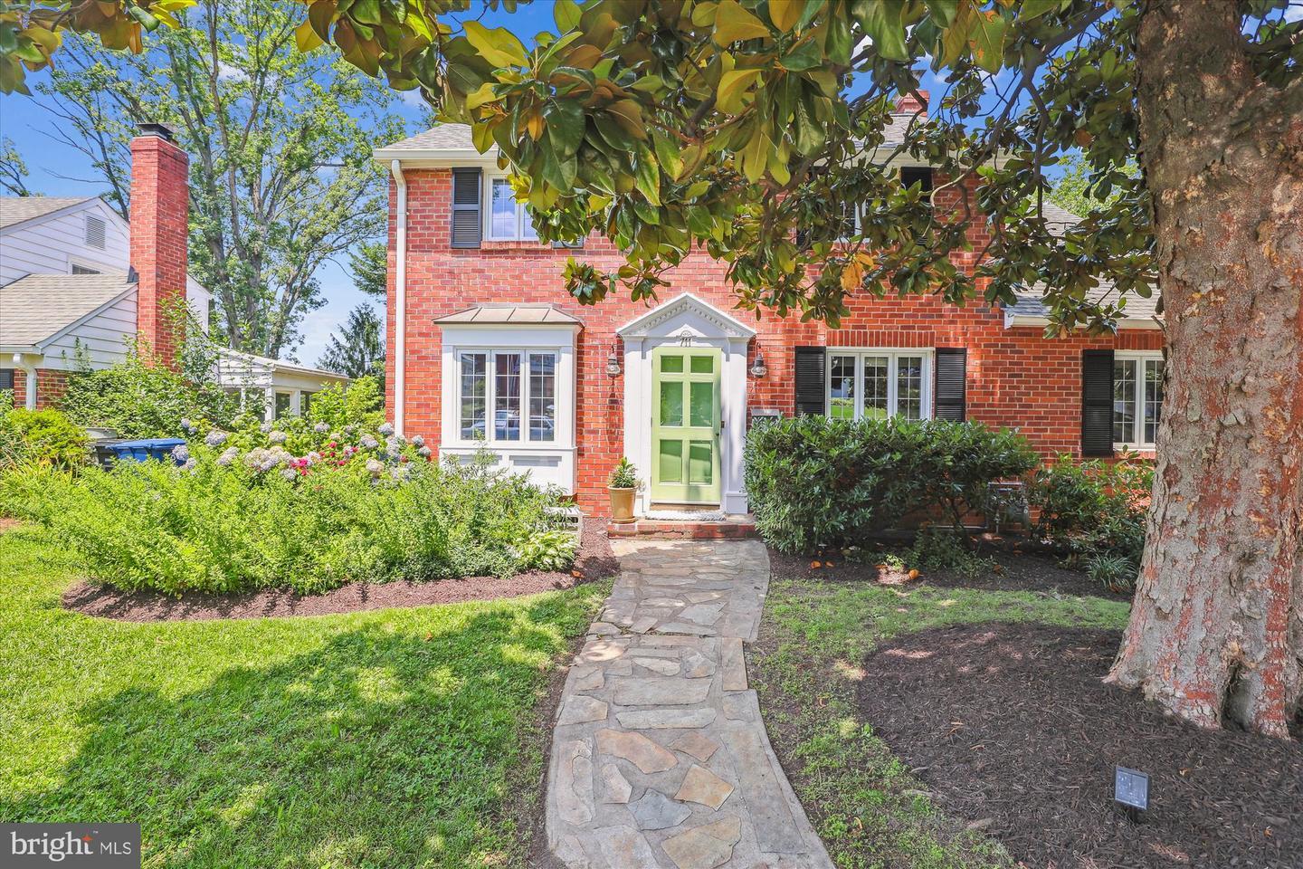 Property Photo: 711 N Overlook Drive VA 22305