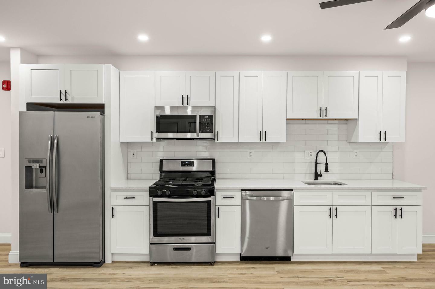 Property Photo: 437 W Girard Avenue 39 4 PA 19123
